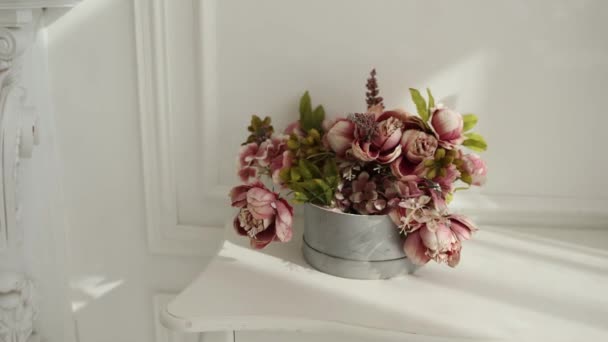 Krásné Dekorativní Květiny Interiéru Polici — Stock video