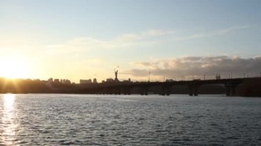 Gün batımında Dinyeper Nehri 'nden Kiev' in manzarası