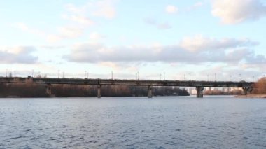 Kyiv 'deki metro köprüsü Dinyeper nehri üzerinde.