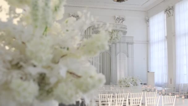 Hermoso Arco Blanco Para Ceremonia Boda Interiores — Vídeo de stock