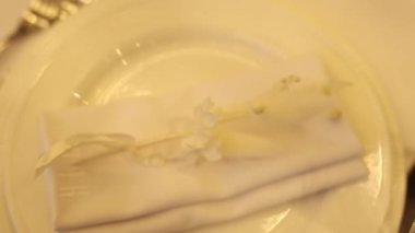 Tabaktaki bir restoranda, masanın üzerindeki peçete.