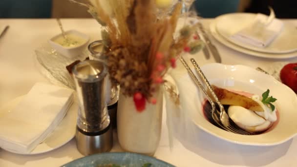 Nourriture Des Collations Sur Table Fête Dans Restaurant — Video