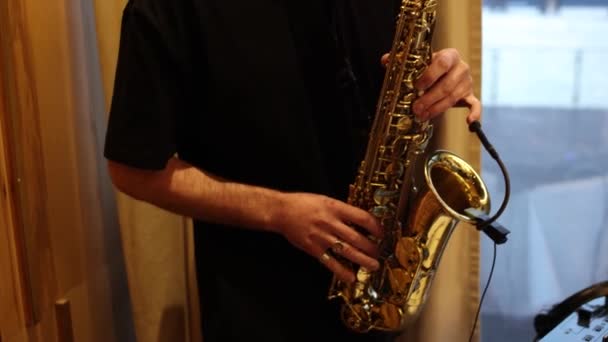 Man Die Gouden Saxofoon Speelt Een Restaurant — Stockvideo