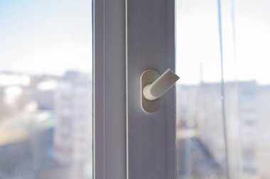 Evdeki plastik bir pencerenin kırık kolu.