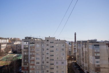 Şehirdeki eski çok katlı binaların manzarası.