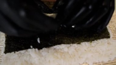 Şef mutfakta Japon suşi böreği yapıyor.