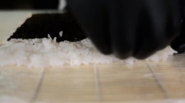 Şef mutfakta Japon suşi böreği yapıyor.