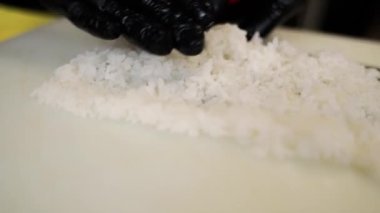 Şef mutfakta Japon suşi böreği yapıyor.