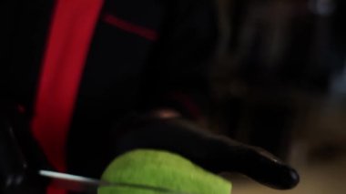 Şef mutfakta suşi için avokadoyu bıçakla keser.