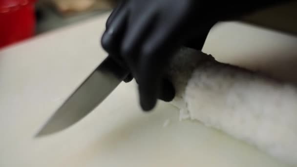 Шеф Повар Готовит Японские Суши Кухне — стоковое видео