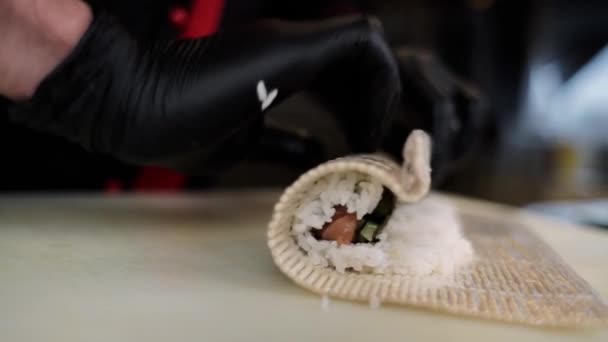 Chef Fait Des Rouleaux Sushi Japonais Dans Cuisine — Video