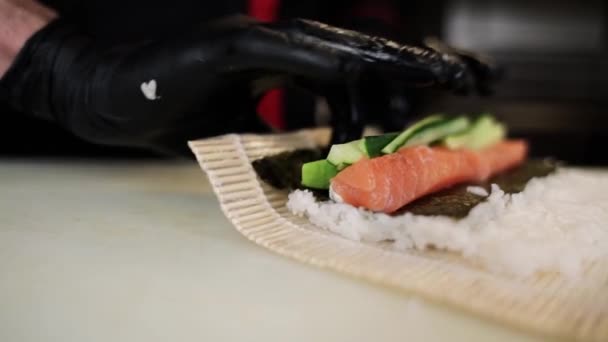 Chef Faz Rolos Sushi Japonês Cozinha — Vídeo de Stock