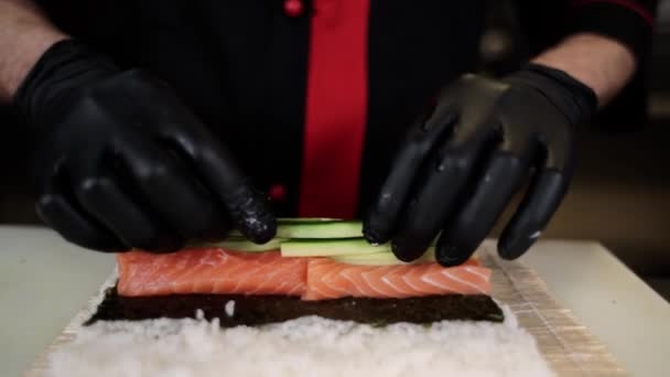 Chef Faz Rolos Sushi Japonês Cozinha — Vídeo de Stock