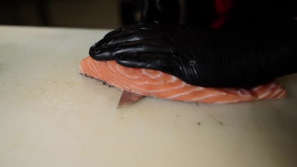 Cozinheiro Cozinha Corta Truta Salmão Peixe Vermelho Para Sushi — Vídeo de Stock