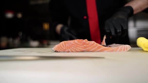 Kocken Köket Skär Röd Fisk Öring För Sushi — Stockvideo