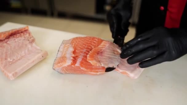 Der Koch Der Küche Schneidet Rote Lachsforelle Für Sushi — Stockvideo