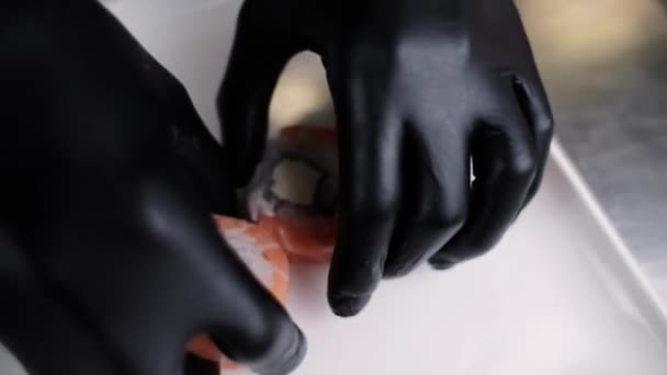 Ein Männlicher Koch Japanischer Küche Schneidet Eine Rolle Mit Lachs — Stockvideo