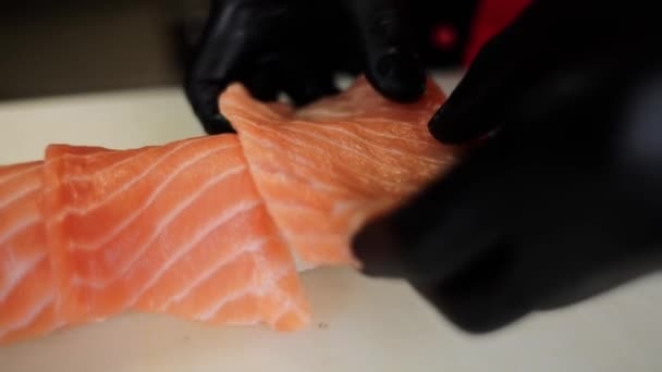 Mannelijke Chef Zet Rode Vis Zalm Japanse Sushi Roll — Stockvideo
