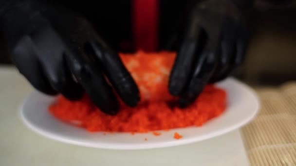 Bucătar Sex Masculin Înfășoară Rola Japoneză Sushi Caviar Roșu Tobiko — Videoclip de stoc