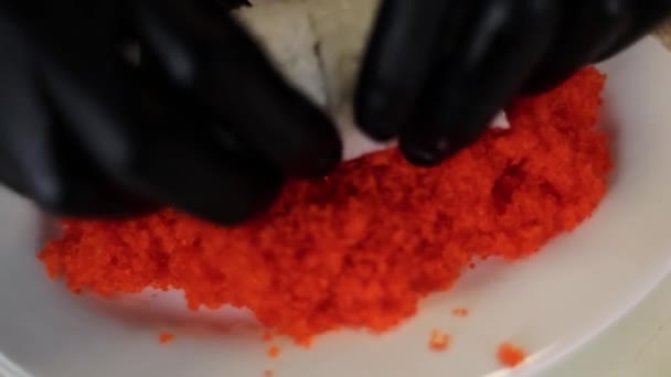 Ein Männlicher Koch Wickelt Japanische Sushi Rolle Roten Tobiko Kaviar — Stockvideo