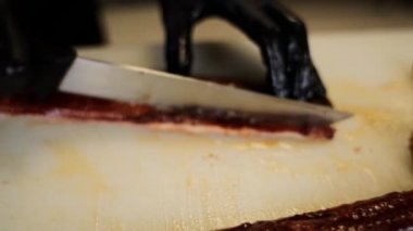 Aşçı şefi unagi soslu Japon mutfağıyla yılan balığı keser.