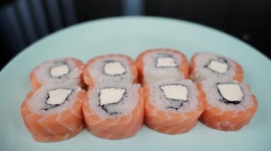 Somon ve krem peynirli Japon suşisi rulosu.