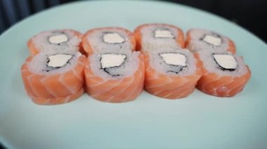 Somon ve krem peynirli Japon suşisi rulosu.