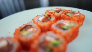 Japon suşisi, somon ve krem peynirli tobiko havyarı.