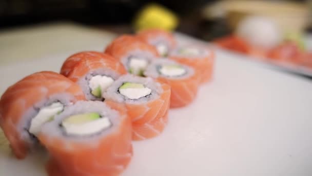 Rolo Sushi Japonês Com Salmão Queijo Creme Uma Chapa — Vídeo de Stock