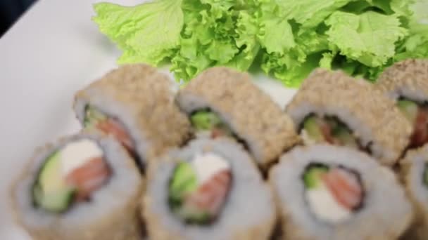 Japanische Sushi Rolle Mit Lachs Und Frischkäse Sesam — Stockvideo