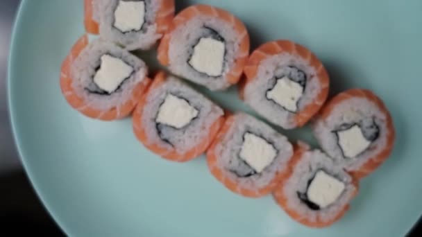 Rolo Sushi Japonês Com Salmão Queijo Creme Uma Chapa — Vídeo de Stock