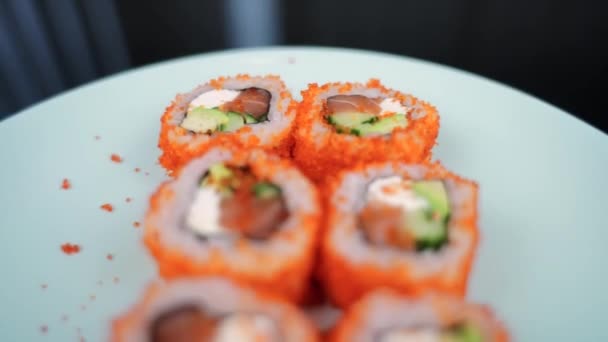 Japanische Sushi Rolle Mit Lachs Und Frischkäse Tobiko Kaviar — Stockvideo