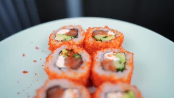 Rolo Sushi Japonês Com Salmão Creme Queijo Caviar Tobiko — Vídeo de Stock