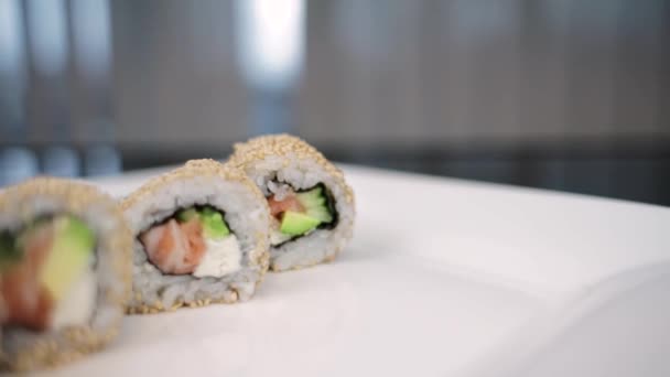 Rolo Sushi Japonês Com Salmão Creme Queijo Gergelim — Vídeo de Stock