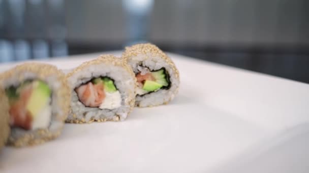 日本寿司卷 芝麻中加入鲑鱼和奶油芝士 — 图库视频影像
