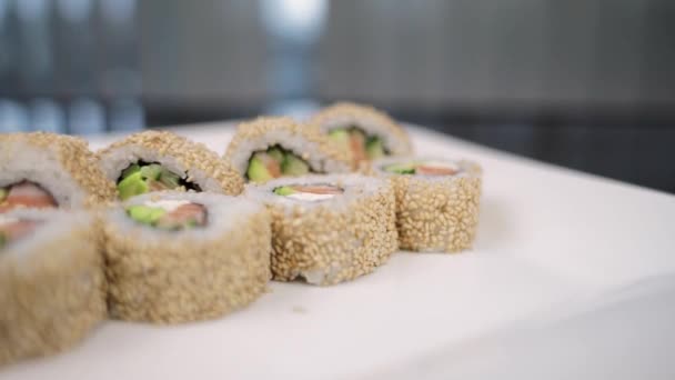 Rolo Sushi Japonês Com Salmão Creme Queijo Gergelim — Vídeo de Stock