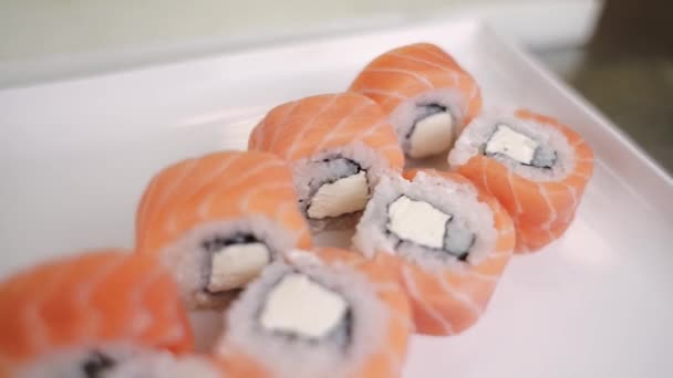 Rolo Sushi Japonês Com Salmão Queijo Creme Uma Chapa — Vídeo de Stock