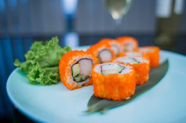 Tobiko havyarında ton balığı ve beyaz pirinçli bir Japon dürümü.