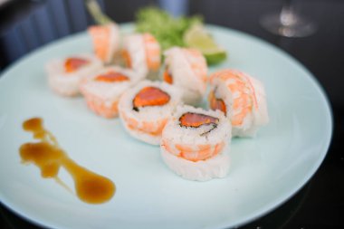 Japon dürümü, karides ve beyaz pirinçli somon.