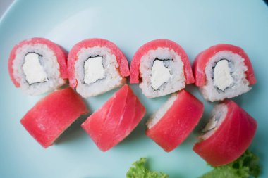 Taze ton balığı ve krem peynirli Philadelphia dürümü. Japon mutfağı.