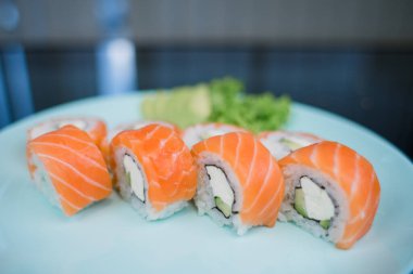 Somon, beyaz pirinç ve krem peynirli bir rulo.