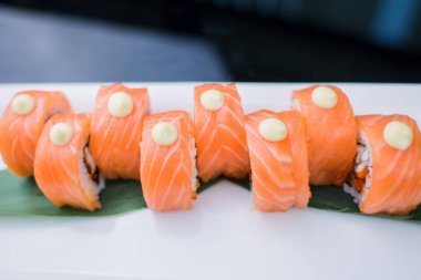 Japon mutfağında somonlu bir suşi rulosu.