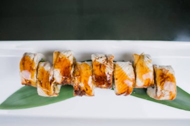 Japon mutfağında yılan balığı ve unagi soslu suşi rulosu.