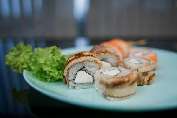 Somon Yılan Balıklı Suşi Rulosu Japon Mutfağı — Stok fotoğraf