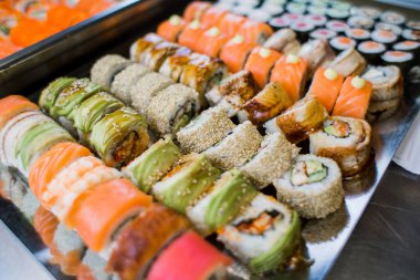 Avokado karides somonlu ve yılan balıklı suşi.