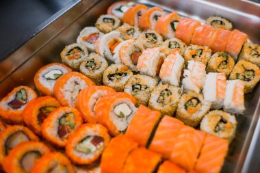 Avokado karides somonlu ve yılan balıklı suşi.