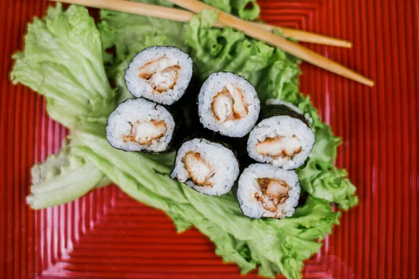 Suşi Maki Rulosu Yılan Balığı Marul Japon Mutfağı — Stok fotoğraf