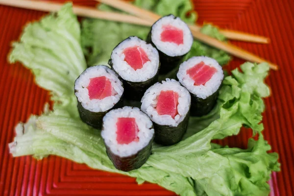 Rouleau Sushi Maki Thon Dans Une Assiette Avec Livraison Salade — Photo