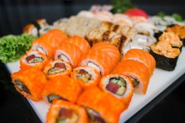 Avokado karides somonlu ve yılan balıklı suşi.