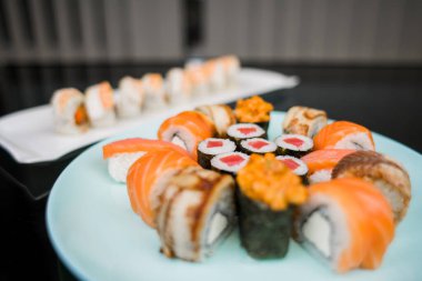 Balık ve deniz ürünlerinden suşi seti. Japon mutfağının farklı videoları.